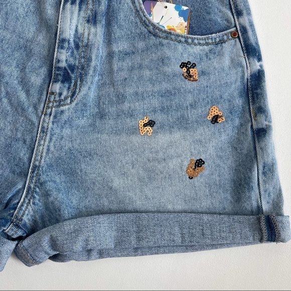 𝅺Desigual Women’s High Waisted Leopard Sequins Embellished Mom Denim Shorts 4 - Picture 5 of 10